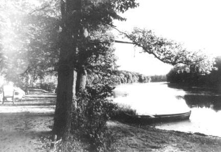 020 0007 Kellermuehle Muehlenteich mit Wanderweg