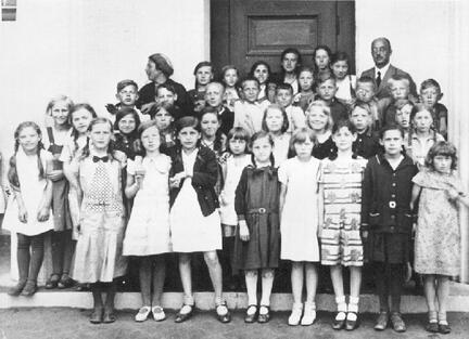 020 0015 Schulklasse in Kapkeim 1933 34 mit ihrem Lehrer Artur Goetz und Frau Martha