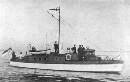 020 0017 Die Kapkeimer Motor Yacht Guestphalia auf dem Haff