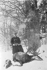 020 0021 Herr Heubach Kapkeim mit einem erlegten Hirsch