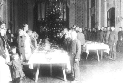 020 0026 Weihnachtsfeier 1916 auf der Diele Schloss Kapkeim fuer Gutskinder Deputanten und russische Kriegsgefangene Hinter dem Tannenbaum die Orgel