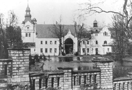 020 0028 Schloss Kapkeim Vor der Steinmauer verlief die Eisenbahnstrecke Koenigsberg Insterburg