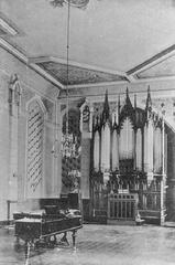 020 0029 Der Musiksaal des Schlosses Der Besitzer Heubach ein grosser Musikliebhaber liess in diesem Saal eine Orgel einbauen