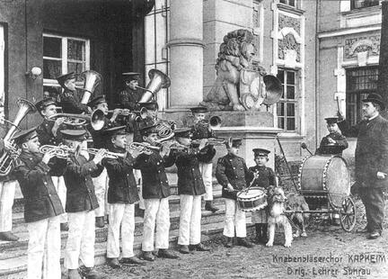 020 0031 Der Knabenblaeserchor Kapkeim mit seinem Dirigenten Lehrer Sorau im Jahre 1905 auf der Freitreppe des Schlosses