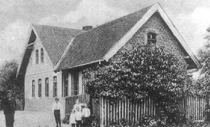 020 0035 Das Schulgebaeude in Gauleden