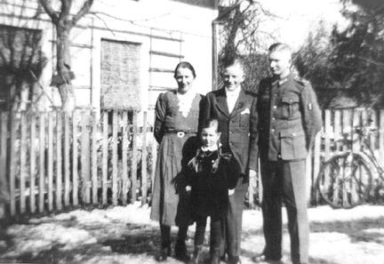 020 0037 Fritz Tengler wird am 28 03 1942 konfirmiert Auf dem Bild mit Mutter Margarete Bruder Bruno und der kleinen Schwester Elfriede