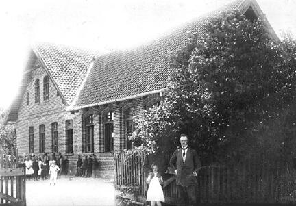 020 0038 Das Schulgebaeude in Gauleden 1921 Am Tor die Lehrer Todtenhaupt und Kohn mit der Tochter Christel
