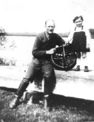 020 0044 Die Enkelin Hannelore hilft dem Opa bei der Arbeit