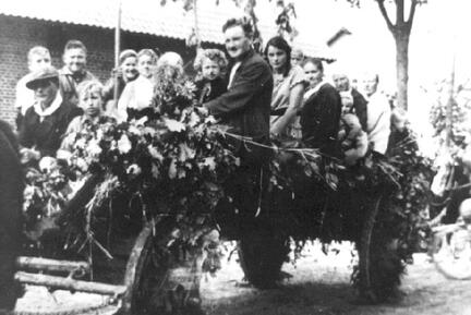 020 0051 Erntedankfest in Gauleden Der Festwagen von Bauer Todtenhaupt