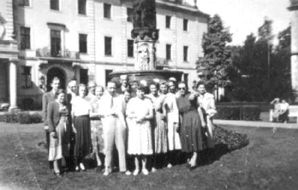 020 0058 Gruppenbild vor dem Schloss Kapkeim