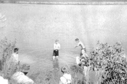 020 0060 Badefreuden im Pregel 1940 Im Bild Guenter Albien und Schwester Hilde