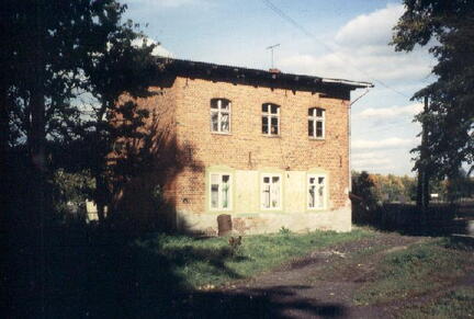 020 1024 Das Wohnhaus auf dem Hof der frueheren Oberfoersterei im Jahre 1993