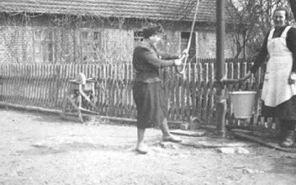 021 0004 Das alte Genslacker Schulgebaeude wurde ca 1930 von der Familie Hermann Mueller aufgekauft und als Wohnhaus umgebaut