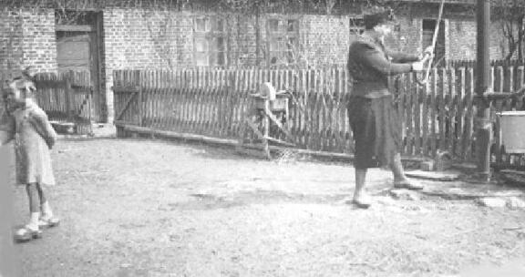 021 0005 Auf dem Hof des alten Genslacker Schulgebaeudes das ca 1930 umgebaut wurde und als Wohnhaus diente