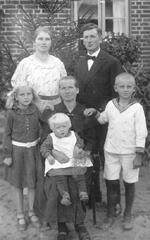 021 0006 Familie Arnold Berger mit Grossmutter Johanna am 22 09 1934