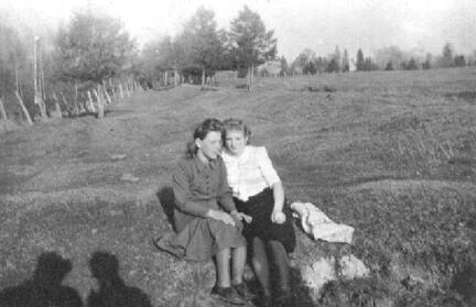 021 0013 Ilse Berger mit Freundin Herta Lumpa am 3 10 1943