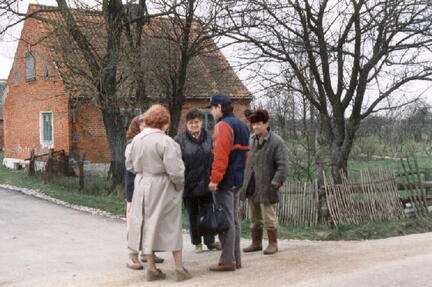 021 1004 Dorfklatsch mit russischen Bewohnern in Genslack