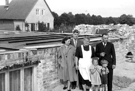 021 1021 Heinrich und Irma Krinke nach der Flucht in ihrer neuen Heimat bei Soltau