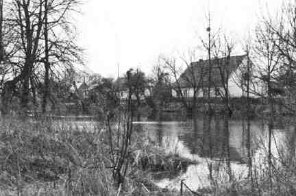 021 1023 Dorfteich in Genslack dahinter Haus Treichel