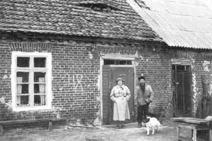 021 1024 Rest der alten Dorfschule in Genslack 1992