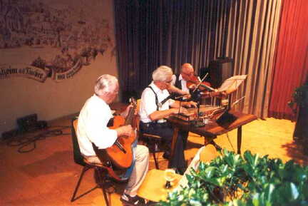 59 09 1009 1 Kirchspieltreffen 1995 Heimatliche Klaenge am Samstag Abend beim 1 Kirchspieltreffen Goldbach