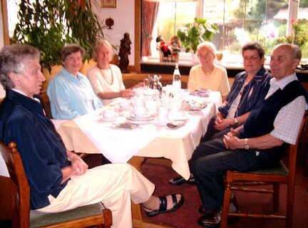 59 09 1345 6 Kirchspieltreffen 2005 Fruehstueck am Montag im Gruenen Baum