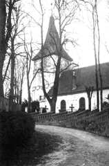 022 0001 Die Auffahrt zur Goldbacher Kirche Sehr gut ist die bergansteigende versetzte Kirchhofsmauer zu erkennen