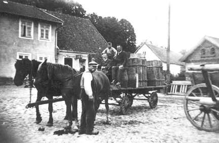 022 0006 Vor dem Gasthaus Peterson in Goldbach
