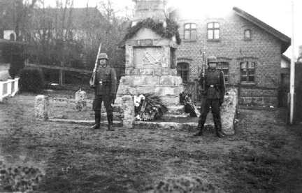 022 0013 Ehrenwache am Goldbacher Heldendenkmal