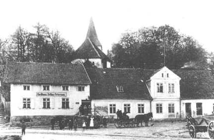 022 0018 Das Gasthaus Peterson auf einer alten Postkarte aus den zwanziger Jahren Es zeigt das Gasthaus vor dem Umbau