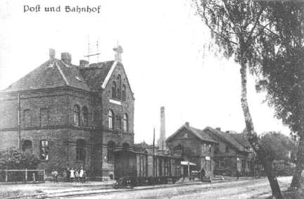 022 0020 Das Goldbacher Postgebaeude Davor der Kleinbahn Haltepunkt