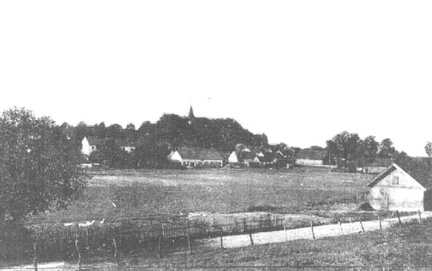 022 0028 Blick von der Kleinen Seite Goldbachs auf den Kirchberg Von links im Bild die Anwesen von Wadehn Jaehrling und Kolberg
