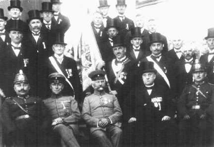 022 0029 Kameraden des Goldbacher Kriegervereins Vorne von links Paul Henning Major Gruber Major Hoth Postmeister Dietrich