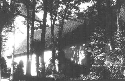 022 0036 Kirchhof Goldbach mit Blick auf die Kirche