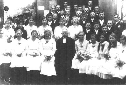 022 0037 Pfarrer Seemann mit seinen Konfirmanden im Jahre 1933