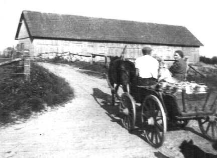 022 0045 Hans Schulz aus Goldbach auf dem Rueckweg vom Abmelken