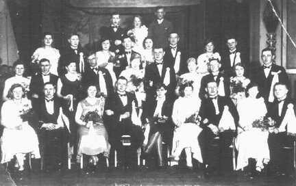 022 0049 Abschlussfoto der Tanzstunden in Goldbach im Februar 1931 im Saal der Gaststaette Weinowski