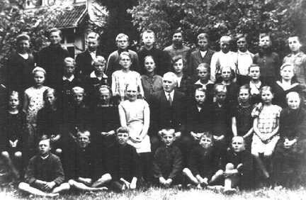 022 0054 Das 5 bis 8 Schuljahr der Goldbacher Volksschule mit Klassenlehrer Kantor Braun ca 1929 30