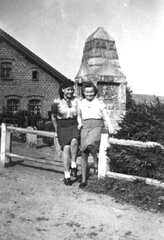 022 0060 Mit dem Denkmal im Hintergrund wurde gern ein Erinnerungsfoto gemacht Im Bild von links Gertrud Kuhr und Renate Heymuth im August 1943