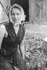 022 0339 Mit Kopftuch Hildegard Lowski geb Dautert