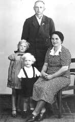022 0433 Familie Ewald Zimmermann aus Goldbach im Jahre 1943