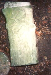 022 1090 Goldbach am 06 Juni 1995 Saeule eines Familiengrabes beschaedigt und umgeworfen im Gestruepp auf dem Goldbacher Kirchhof