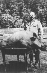 023 0006 Revierfoerster Splettstoesser 1938 mit einem kapitalen Keiler