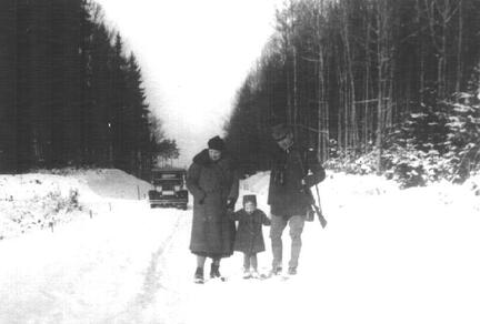 023 0011 Forstmeister Karl Graumann mit seiner Frau Elisabeth und seiner Tochter im Winter 1932 auf der Reichsstrasse