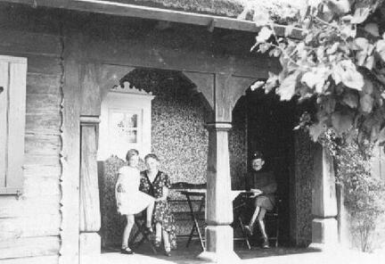 023 0030 Erich und Lena Knopke mit Tochter Doris in der Vorhalle des Forsthauses