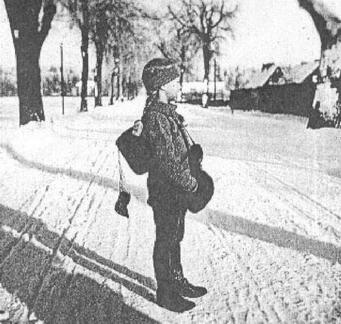 023 0055 Auf dem Schulweg im Winter 1941