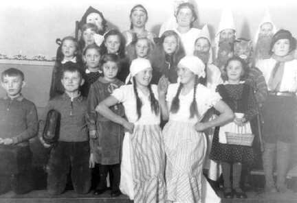 035 0020 Theaterauffuehrung der Schueler aus der Volksschule Gundau unter Leitung von Lehrer Rutz