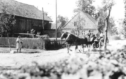 035 0021 Schule und Scheune auf dem Schulgelaende in Gundau