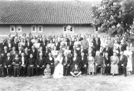 035 0022 Die Hochzeitsgesellschaft am Tage der Eheschliessung von Fritz Arndt im Jahre 1938