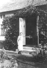 035 0033 Frau Liedtke im Garten vor der Veranda